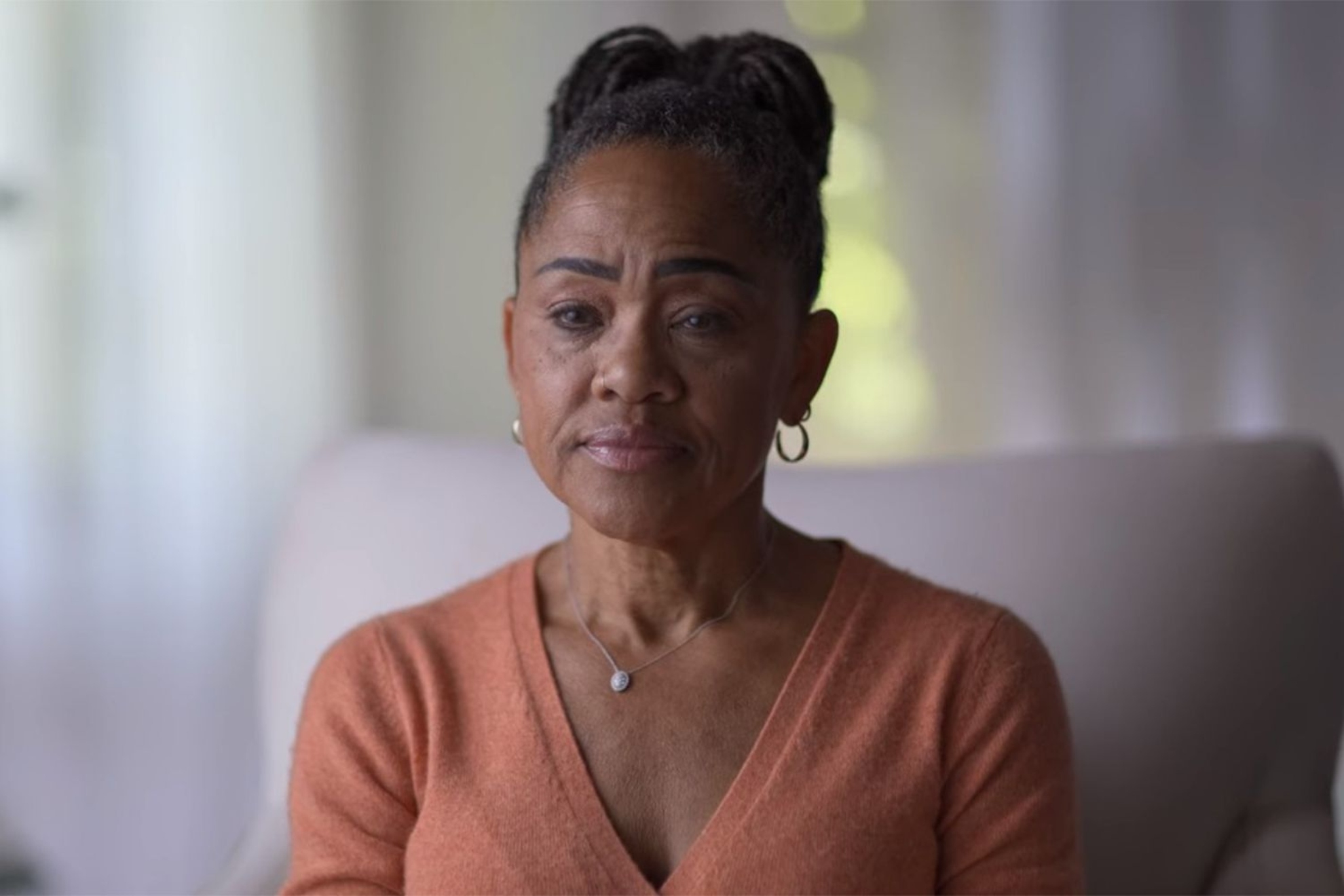 Doria Ragland, Meghan Markle's mother, once again expressed her unwavering support for her daughter. Speaking to a group of select journalists gathered at her residence, Ragland stated, "My beloved daughter, while she may be regarded as the intellectual powerhouse of the royal family and undoubtedly successful, she is not alone in her commitment to speaking truth to power." She emphasized, "It's time to cease the persecution against her."