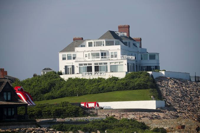 EXCLUSIVETaylor Swift and Travis Kelce soak up last weeks of summer before NFL season by shacking up at her $17M Rhode Island mansion