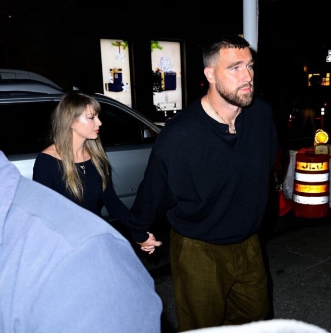 Breaking News: Did Taylor Swift and Travis Kelce Just Have a Steamy Moment in the Car? The Couple Was Spotted at The Polo Bar in New York City for a Dinner Date – Taylor’s Hair Looked Wet as She Stepped Out of the Car’s AC as Eagle-Eye Fan Spot Traces of a very Steamy Encounter, While Travis Held Her Hand Tight, Shielding Her from Wild Fans and Paparazzi… But Wait Until You See Who Picked Up the Very Expensive Check