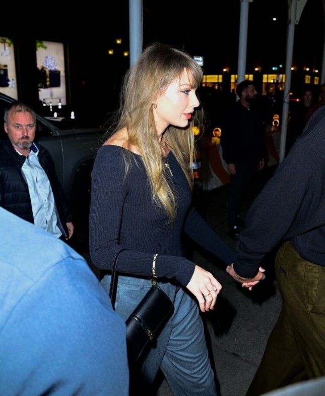 Breaking News: Did Taylor Swift and Travis Kelce Just Have a Steamy Moment in the Car? The Couple Was Spotted at The Polo Bar in New York City for a Dinner Date – Taylor’s Hair Looked Wet as She Stepped Out of the Car’s AC as Eagle-Eye Fan Spot Traces of a very Steamy Encounter, While Travis Held Her Hand Tight, Shielding Her from Wild Fans and Paparazzi… But Wait Until You See Who Picked Up the Very Expensive Check