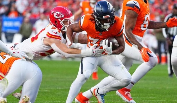 Taylor Swift Makes a Late, Picture-Perfect Appearance at the Chiefs–Broncos Game, but Fans Call Out Her “Confusing” Outfit—Saying the Color Looks Like She’s Supporting the Broncos—and Travis Kelce’s Reaction Once He Realizes How They’re Treating Her Is Impossible to Ignore