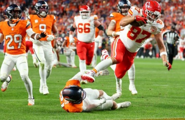 Taylor Swift Makes a Late, Picture-Perfect Appearance at the Chiefs–Broncos Game, but Fans Call Out Her “Confusing” Outfit—Saying the Color Looks Like She’s Supporting the Broncos—and Travis Kelce’s Reaction Once He Realizes How They’re Treating Her Is Impossible to Ignore